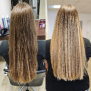 Zunächst wurde eine Balayage mit handgemalten Strähnen kreiert, um eine natürlich verlaufende Haarfarbe zu erzielen. Die Haare wurden behutsam aufgehellt, um den perfekten Ausgangspunkt zu schaffen. Anschließend verlieh ein professionelles Glossing den letzten Schliff. Die Mischung aus Beige Gold, Saharablond und Beige Silber fügte eine faszinierende Dimension hinzu und erzeugte einen subtilen, strahlenden Ton.