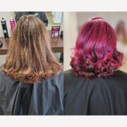 Eine elegante Haarkreation mit pinken Strähnen, die geschickt mit Elumen am Oberkopf- und Konturbereich gesetzt wurden. Die lebendigen pinken Akzente verleihen dem Haar eine verspielte und kreative Note. Die sorgfältige Platzierung der Strähnen verleiht dem Oberkopf Volumen und betont gleichzeitig das Gesicht schmeichelhaft. Die intensive Pigmentierung der Elumen-Farbe sorgt für lebendige Brillanz und faszinierenden Glanz.