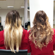 Diese Reverse Balayage ist ein kühnes Statement und spielt geschickt mit verschiedenen Blondtönen, um einen einzigartigen Look zu kreieren. Längen und Spitzen erstrahlen in hell-goldblond, während der Ansatz sanft mit mittelblond getönt ist. Die Spitzen erzeugen einen faszinierenden Kontrast mit einem hell-hellblonden Ton, ergänzt durch einige helle Blond-Lowlights. Ein kreatives Farbspiel, das Persönlichkeit und Stil perfekt unterstreicht.