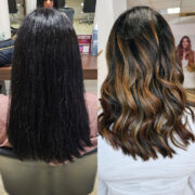 Die Transformation begann mit einer professionellen Balayage, um die schwarzen gefärbten Haare der Kundin zu überwinden. Durch den Einsatz einer speziellen Blondierung haben wir die Grundlage für dieses atemberaubende Farbspiel geschaffen. Der finale Touch? Eine Abmattierung mit dem zauberhaften hell-natur-aschblonden Ton, der dieser Balayage eine subtile Raffinesse verleiht. Das Ergebnis ist ein kreatives Meisterwerk.