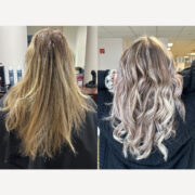 Diese blonde Balayage wurde mit kunstvollen Konturen und Faceframing-Strähnen kreiert, um dem Haar eine lebendige Dimension zu verleihen. Die Zwischenräume wurden mit sanften Lowlights versehen, die subtile Tiefe und Nuancenreichtum schaffen. Im Anschluss erhielt die Balayage ein Glossing in Beige-Silber und Pastell-Violablond. Diese raffinierten Nuancen verleihen dem Haar einen eleganten Glanz und unterstreichen die Vielschichtigkeit der Strähnen.