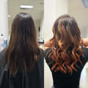Diese wunderschöne Balayage wurde mit einer gezielten Blondierung und kunstvollen, sanft verlaufenden Strähnen kreiert, um dem Haar eine natürliche und dennoch eindrucksvolle Dimension zu verleihen. Anschließend erhielt die Balayage eine Tönung in einem warmen Kupfergold-Hell, das dem Haar einen strahlenden Glanz und Tiefe verleiht. Der warme Kupferton bringt eine lebendige Wärme ins Haar, die besonders im Licht wunderschön zur Geltung kommt.