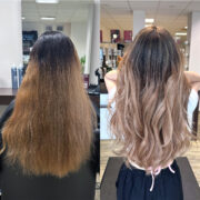 Diese feinen Strähnen wurden mit einer Spezialblondierung am ganzen Kopf kreiert, um dem Haar eine lebendige und helle Dimension zu verleihen. Anschließend wurden die Ansätze mit Perlmutt Couture Platinblond getönt, während die Längen und Spitzen mit Smoky Blond veredelt wurden. Diese Kombination aus kühlen Blondtönen verleiht dem Haar einen eleganten Glanz und Tiefe.