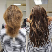 Eine wunderschöne Haarverlängerung, die wir mit hochwertigen Extensions vom Marktführer Hairtalk umgesetzt haben. Aus schulterlangem Haar wurde eine volle, braune Mähne, die nun bis zur Mitte des Rückens reicht. Das Ergebnis ist mehr Volumen, Fülle und gesund aussehendes Haar, das natürlich glänzt und den Look unserer Kundin perfekt unterstreicht. Lassen auch Sie sich von der Verwandlung inspirieren und entdecken Sie die Möglichkeiten einer Haarverlängerung.