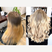 Ein traumhaft weicher Balayage-Look, der durch sanfte Übergänge und kühle Blondtöne besticht. Der aschige Dunkelblond-Ansatz bildet einen natürlichen Kontrast zu den helleren Längen, die in einem klaren, kühlen Blond erstrahlen. Die freihändig gesetzten, toupierten Strähnen schaffen Bewegung und Tiefe, während ein perlmuttiger Beigegloss dem Haar brillanten Glanz verleiht – für ein elegantes, fließendes Finish voller Leichtigkeit.