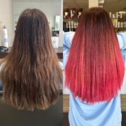 Ein traumhafter Look mit modernem Twist: Das gesamte Haar wurde sorgfältig toupiert, um ein sanftes, fließendes Farbergebnis mit natürlichem Verlauf zu erzielen. Durch eine schonende Spezialblondierung mit weichem Lift entstand eine helle, klare Basis, die ideal auf den anschließenden Gloss vorbereitet wurde. Ein zarter Pastellrosé-Ton, verfeinert mit einem Hauch Cool Pink, verleiht dem Haar einen frischen, femininen Schimmer. Das Ergebnis ist ein sanft schimmerndes Farbspiel mit trendigem Charakter – verspielt, edel und voller Leuchtkraft.