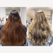 Feine, präzise platzierte Highlights in kühlem Beige- und Sandblond verschmelzen nahtlos mit der etwas dunkleren Basis und sorgen für Tiefe und Dimension bei dieser Balayage. Die weichen Übergänge verleihen dem Haar eine elegante Leichtigkeit, während die dezente Abmattierung unerwünschte Wärme neutralisiert und den Farbton edel ausbalanciert. In Kombination mit den fließenden Wellen wirkt das Haar lebendig, gepflegt und modern – ein zeitloser Look.